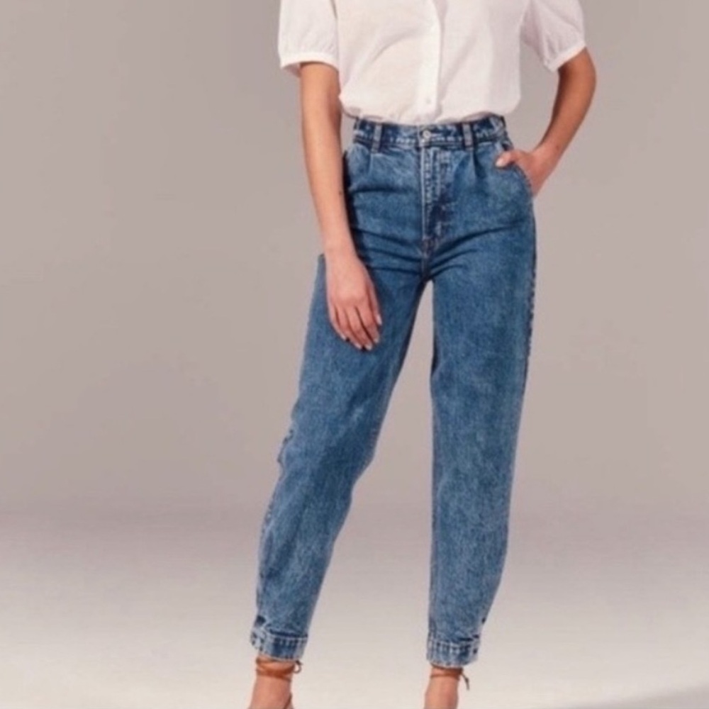 Abercombie Ultra High Rise Mom Jean Medium Acid Wash